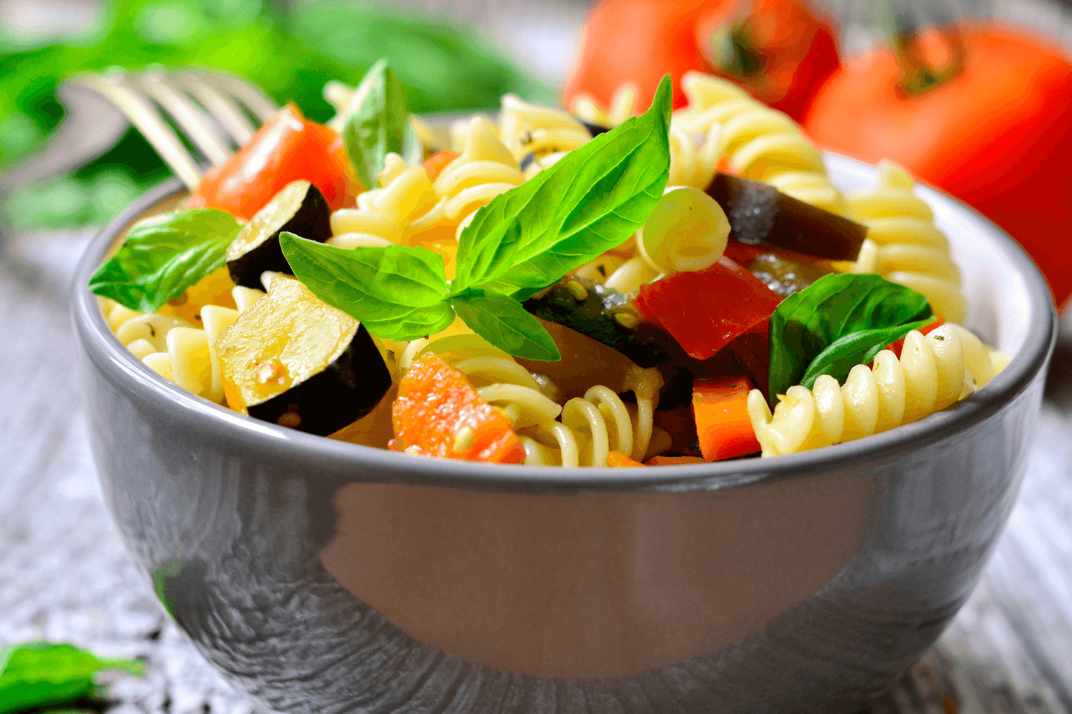 Low-FODMAP Rezept: Sommer Gemüse Pasta (glutenfrei) - myBioma