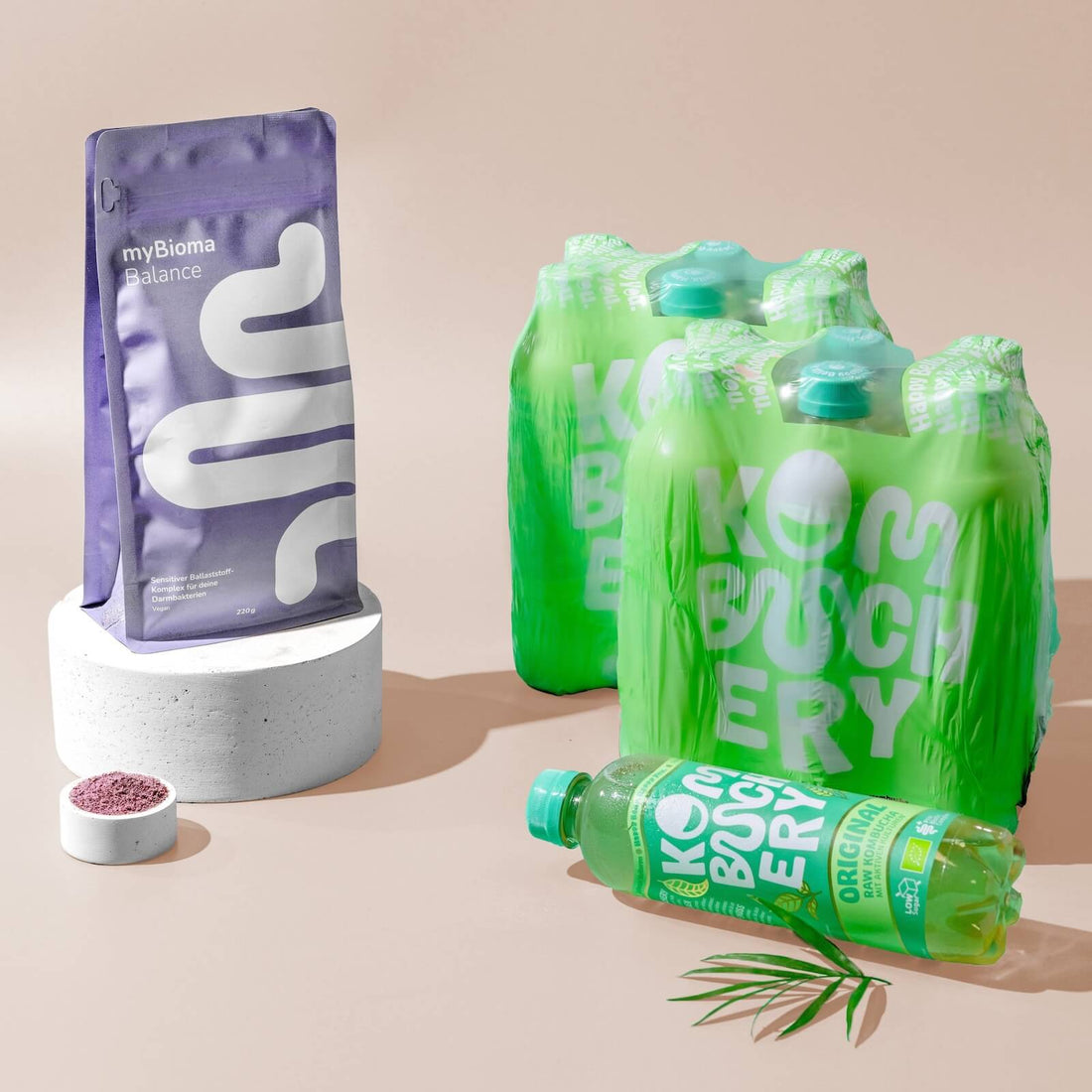 overview_myBioma Balance neben Flaschen von Kombuchery in der Sorte "Original"
