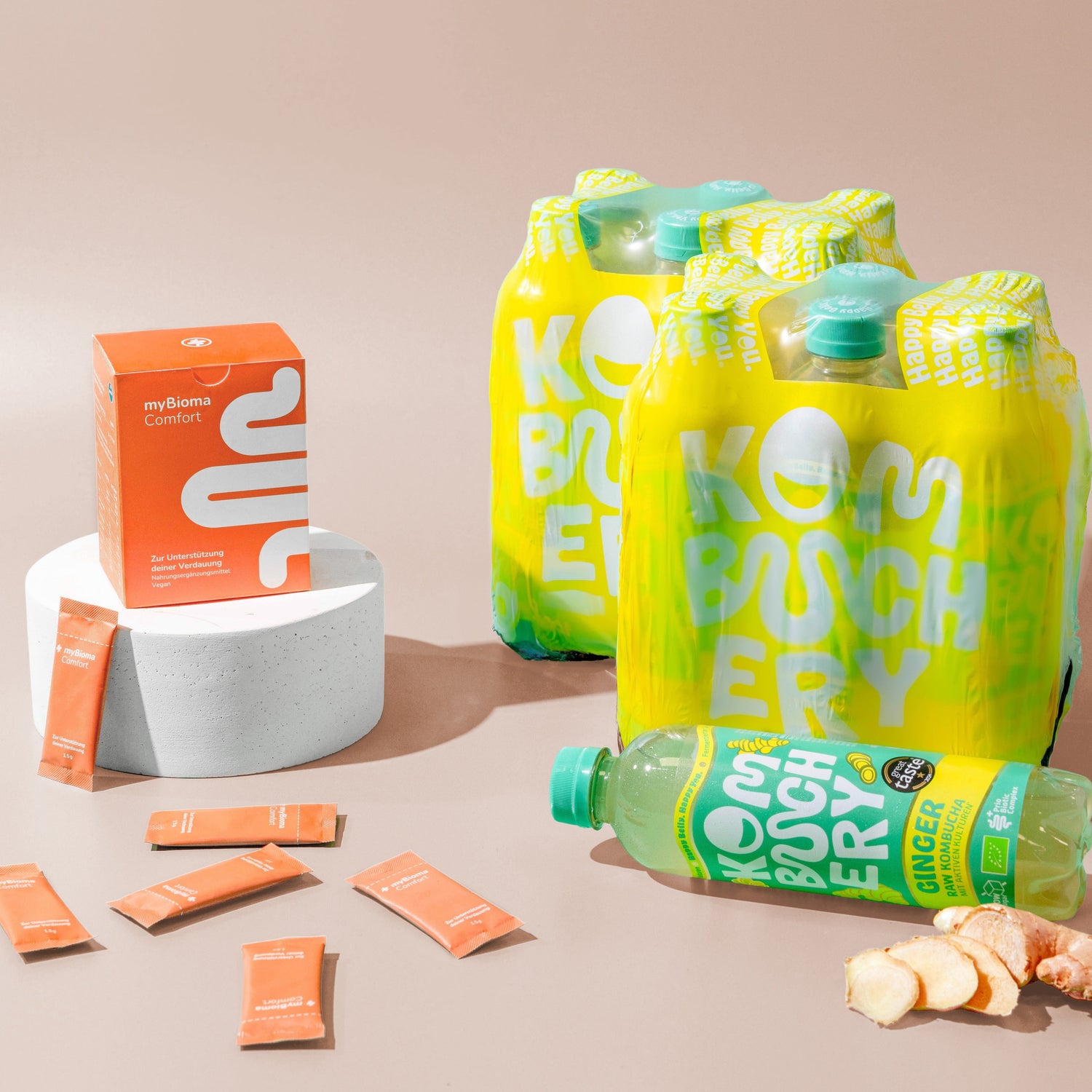 myBioma Comfort neben Flaschen von Kombuchery in der Sorte "Ginger"