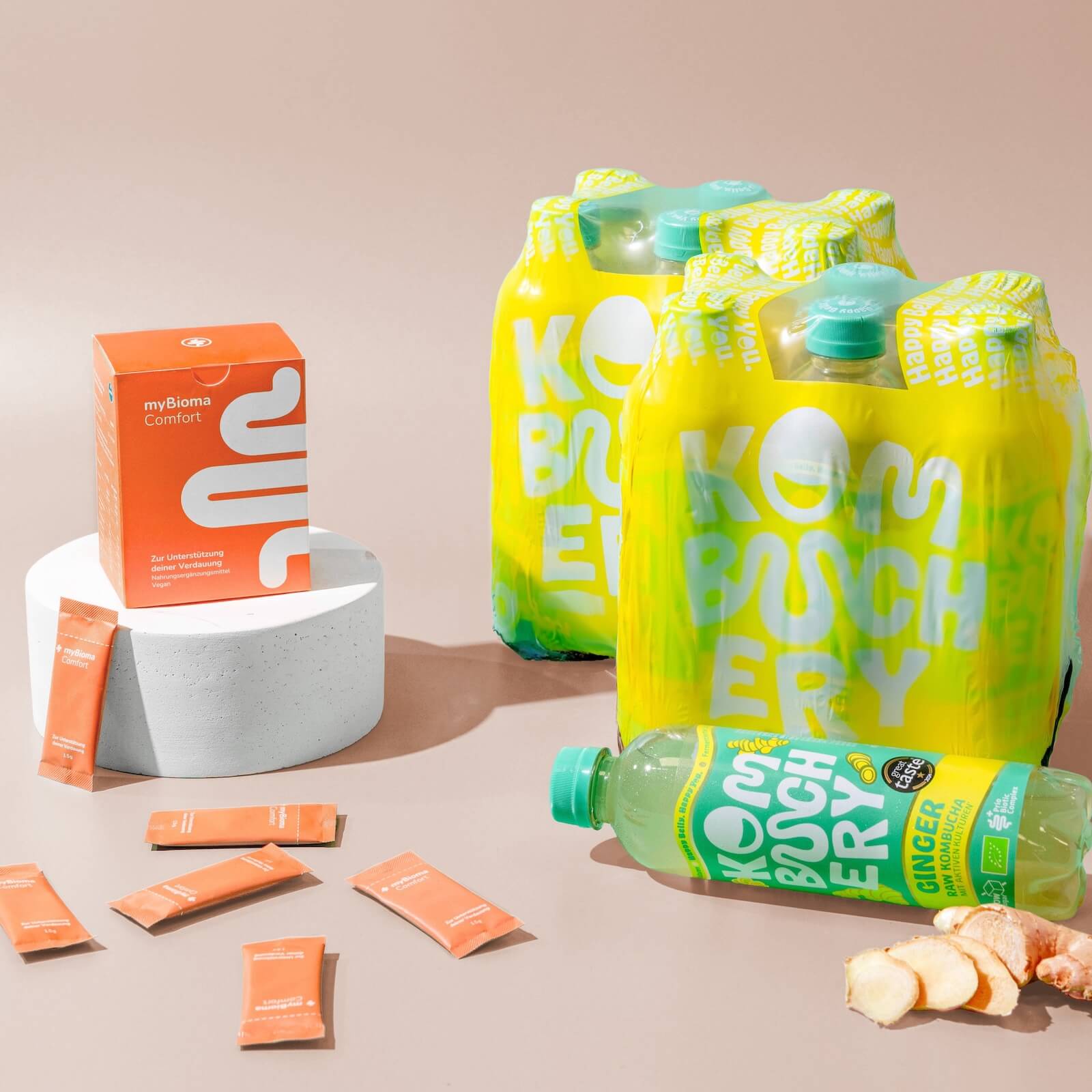 myBioma Comfort neben Flaschen von Kombuchery in der Sorte "Ginger"