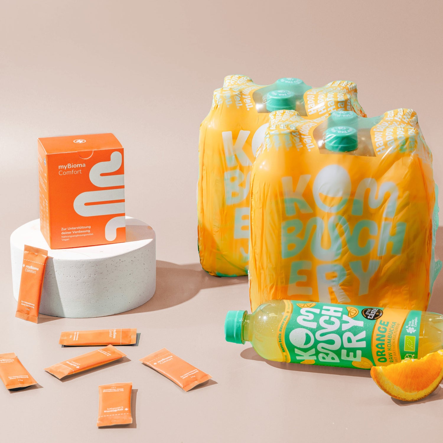 myBioma Comfort neben Flaschen von Kombuchery in der Sorte "Orange"