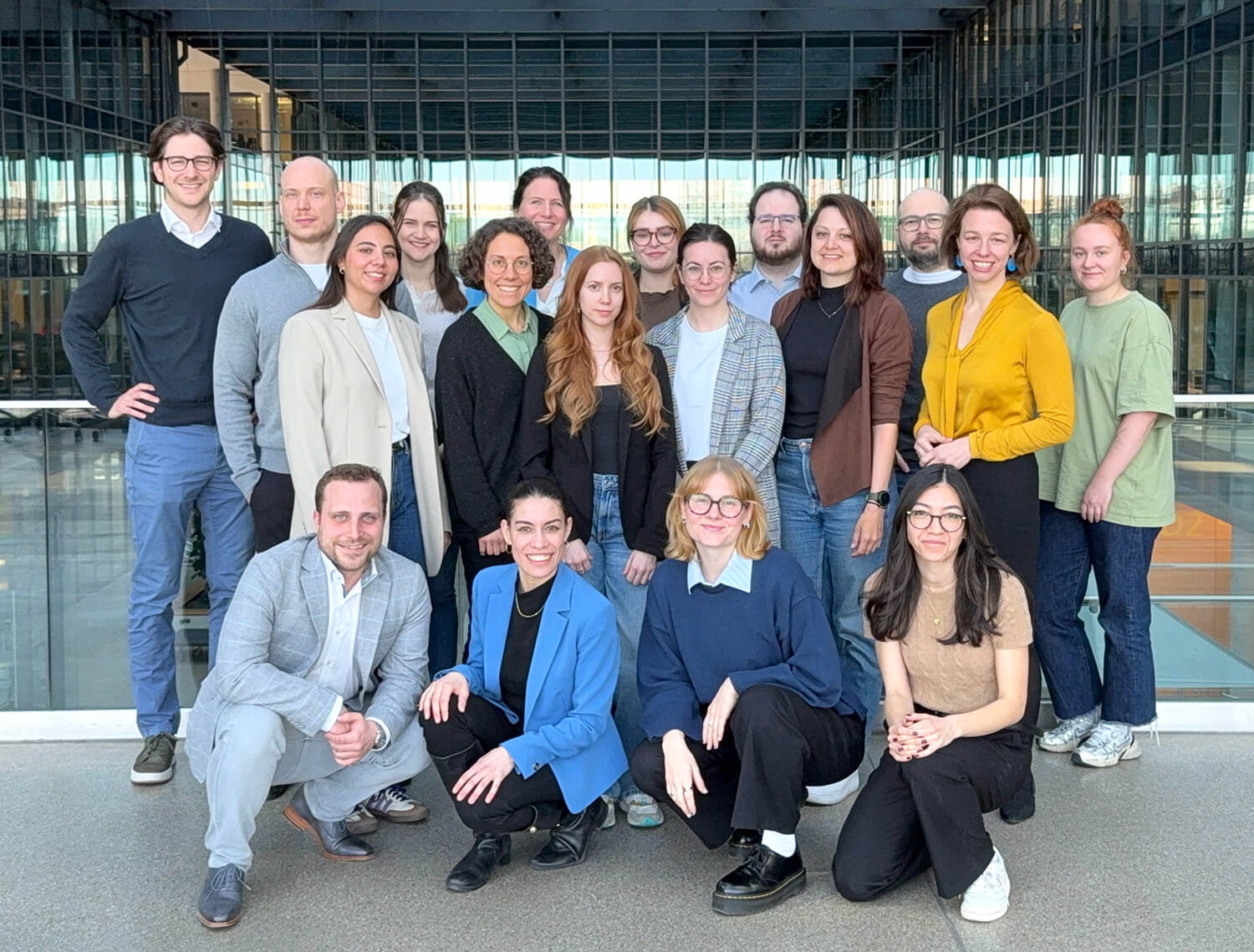 Gruppenfoto des myBioma Teams in moderner Glasarchitektur