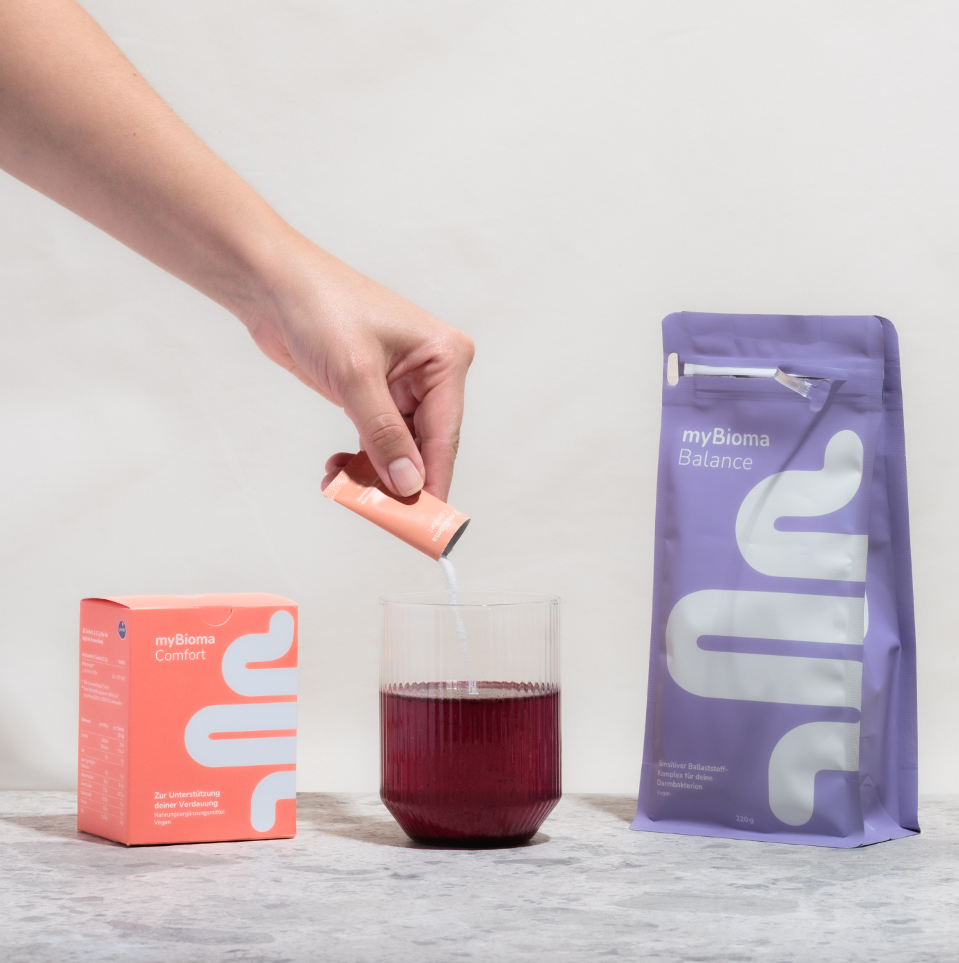 overview, myBioma Comfort & Balance, Balance im Wasserglas verrührt, Comfort-Sachet wird hinzugefügt.