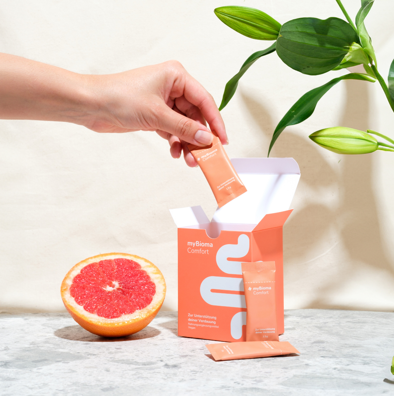 myBioma Comfort Packung mit entnommenem Sachet, weiteres davor, daneben eine Grapefruit als Deko.