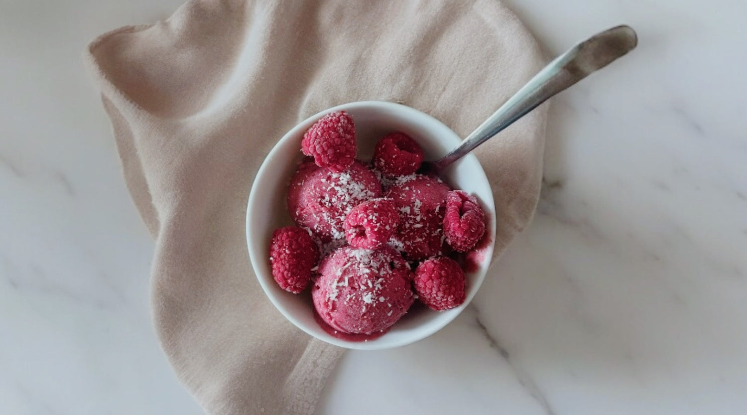 Präbiotische Nicecream für Sommertage - mit myBioma Balance Premium Präbiotikum, Bananen, Beeren, darmgesundes Eis, gesunde Rezepte für den Sommer