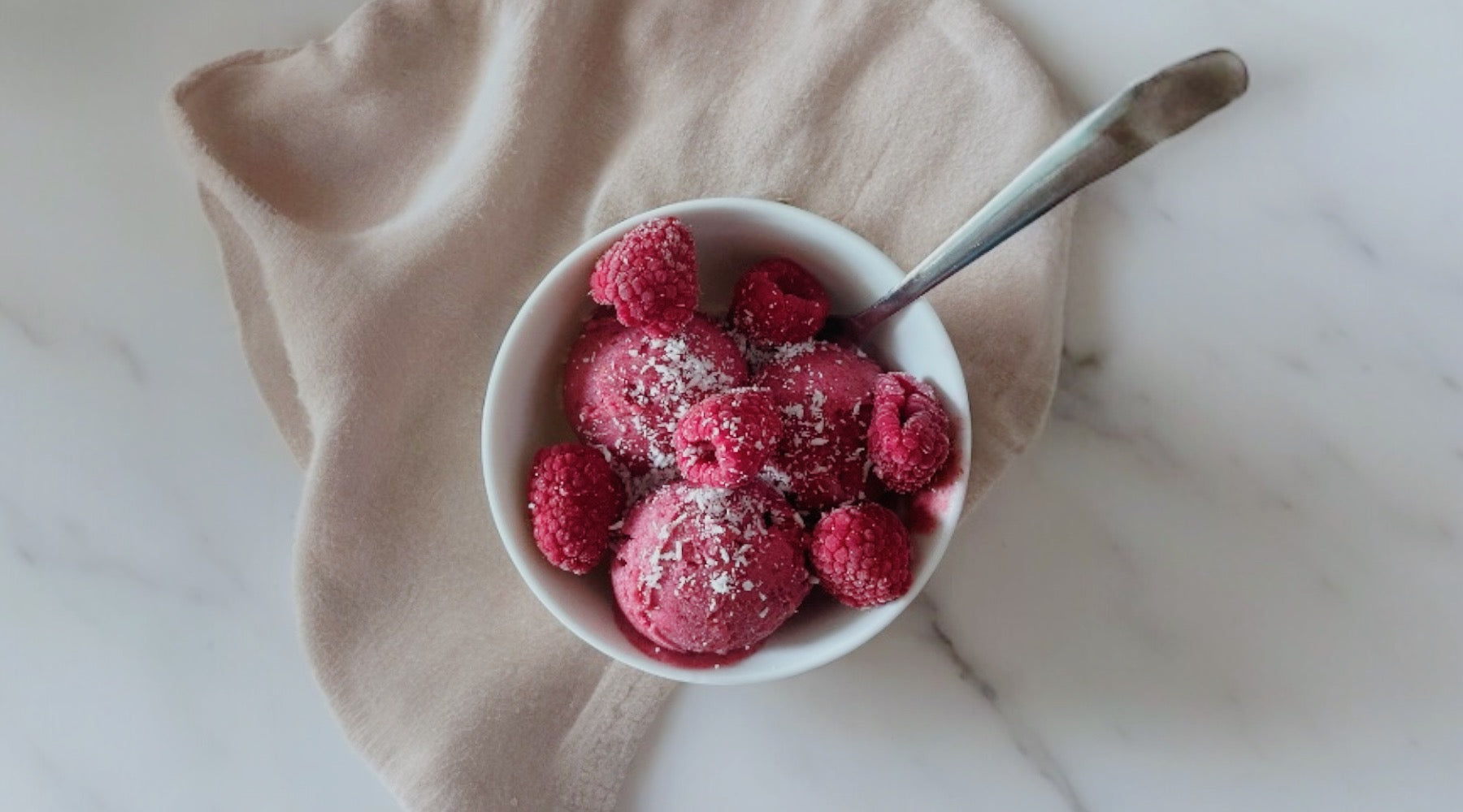 Präbiotische Nicecream für Sommertage - mit myBioma Balance Premium Präbiotikum, Bananen, Beeren, darmgesundes Eis, gesunde Rezepte für den Sommer