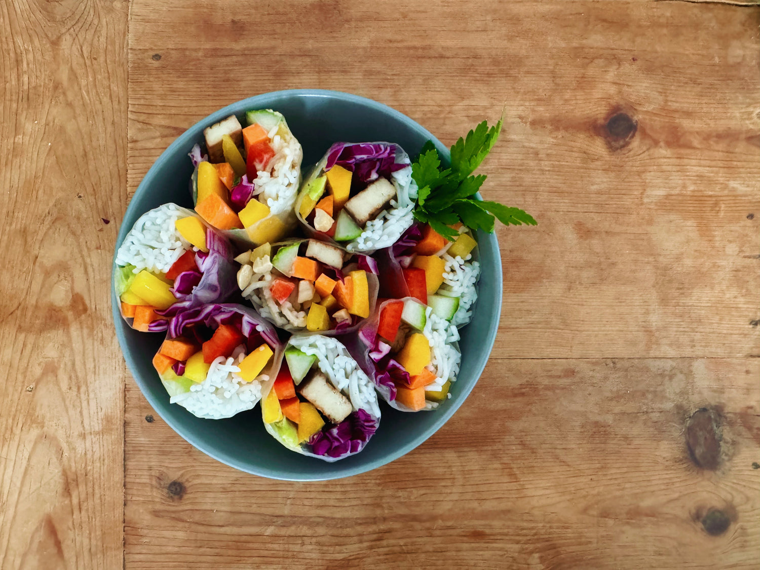 Eat the rainbow: Rezept für knackig frische Sommerrollen - myBioma