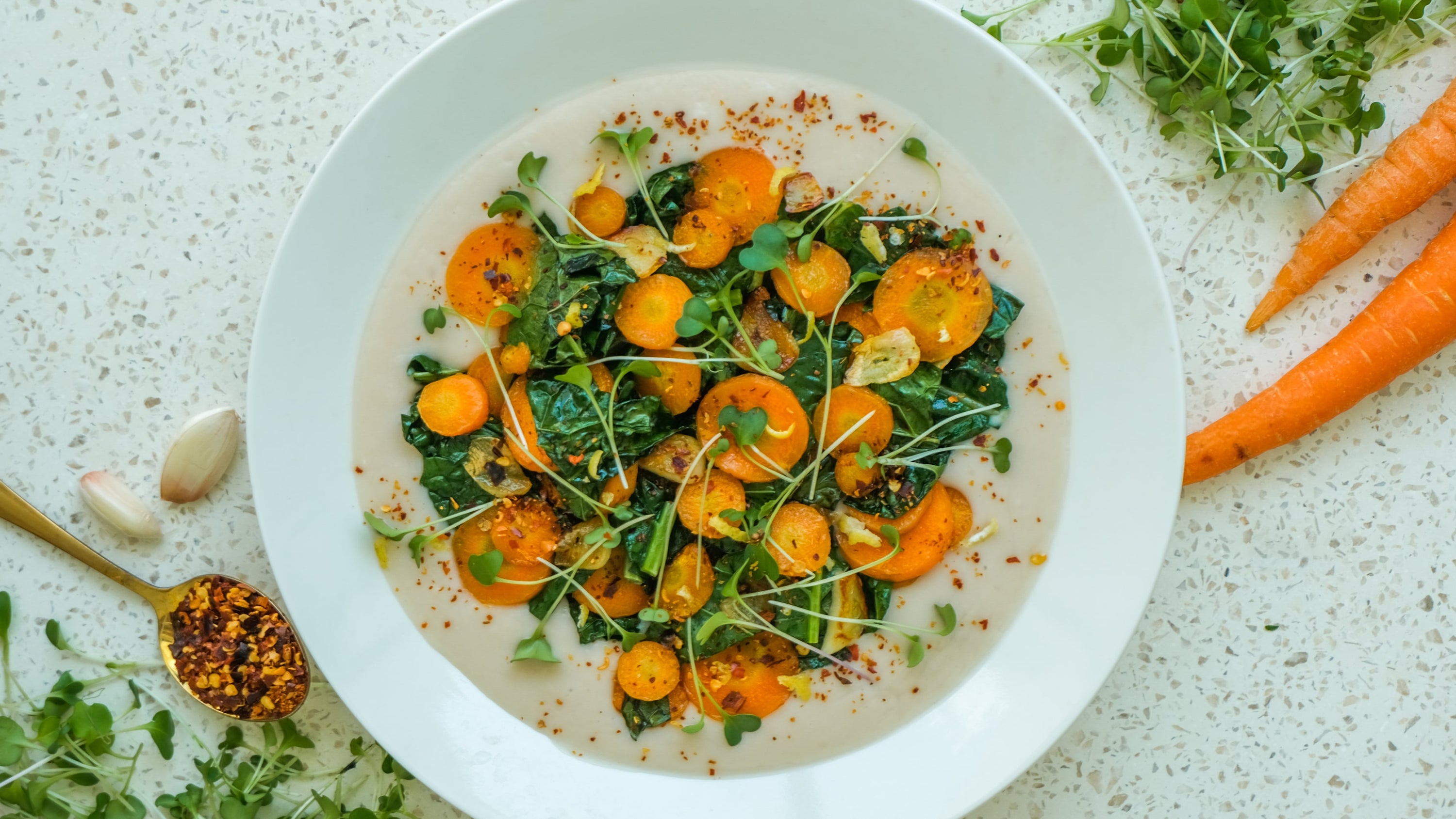 Geröstete Honig-Knoblauch-Karotten mit Grünkohl auf weiße Bohnen Dip - myBioma