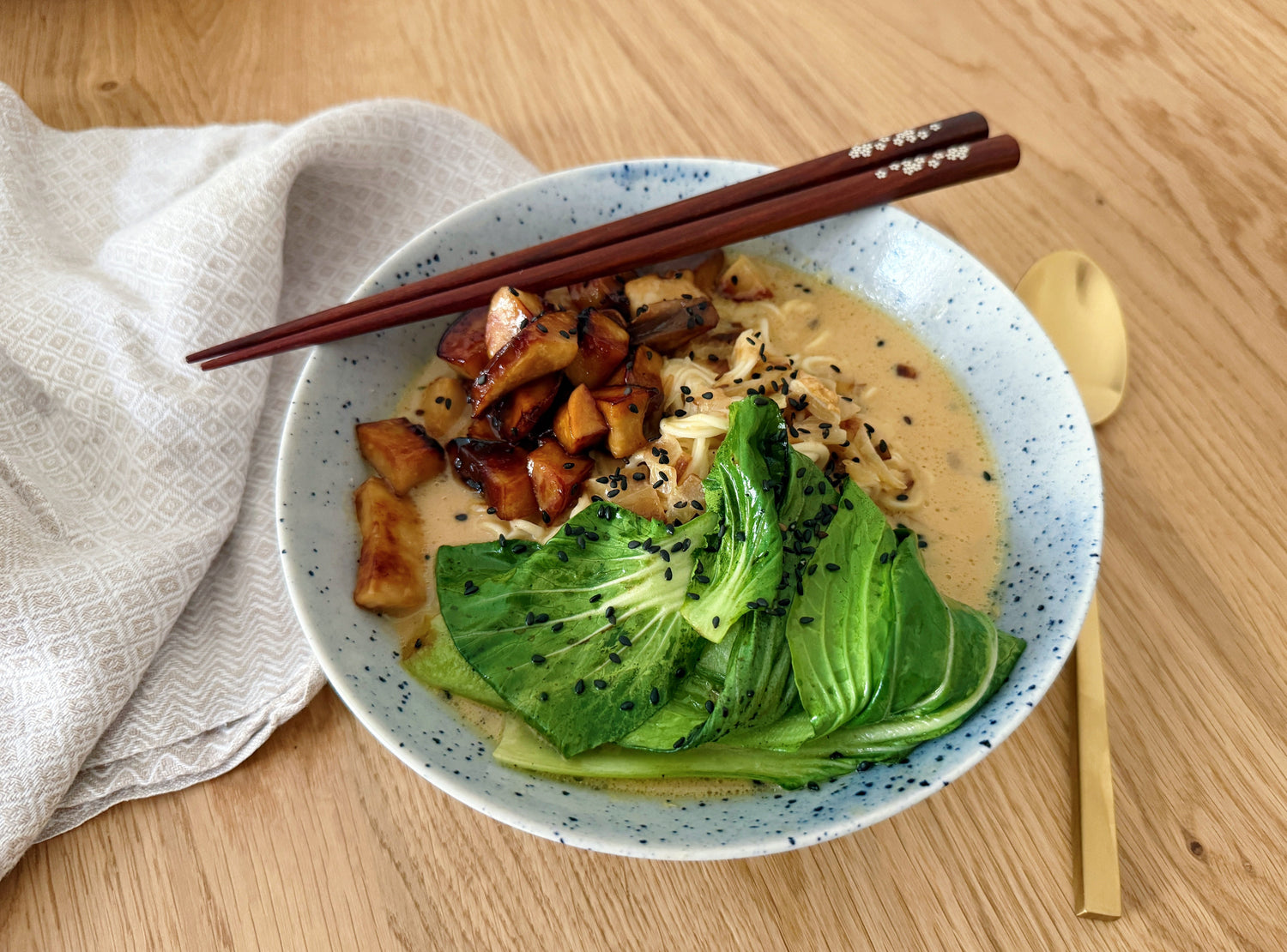 Kürbis-Ramen mit Pilzen – wohltuend, köstlich, vegan - myBioma