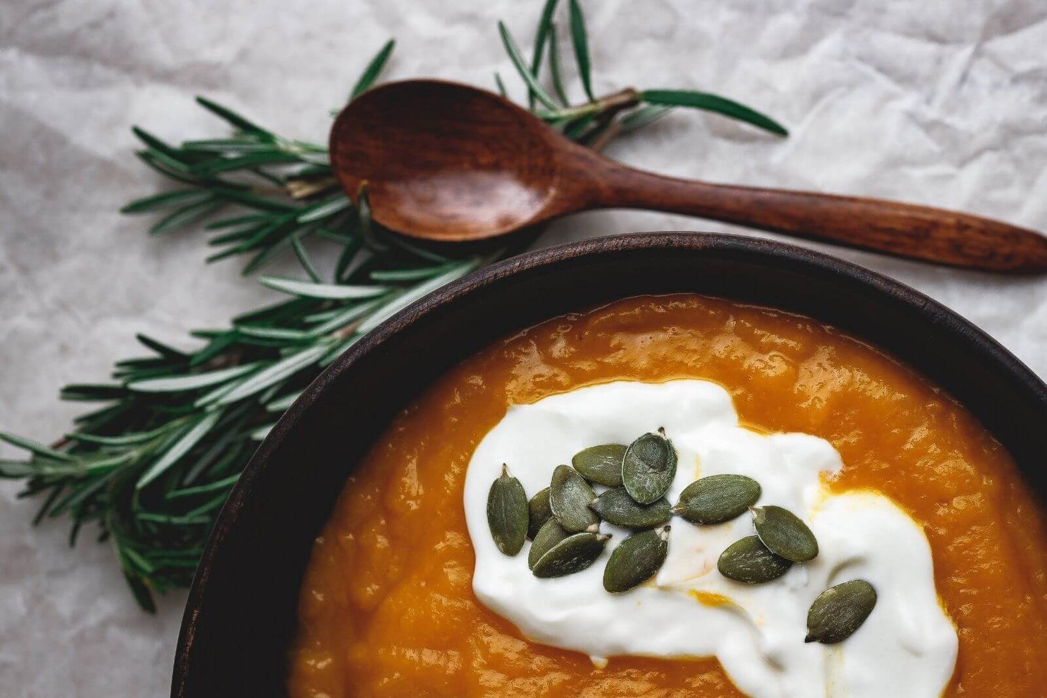Kürbissuppe mit Kokosmilch, Kurkuma und Ingwer - myBioma