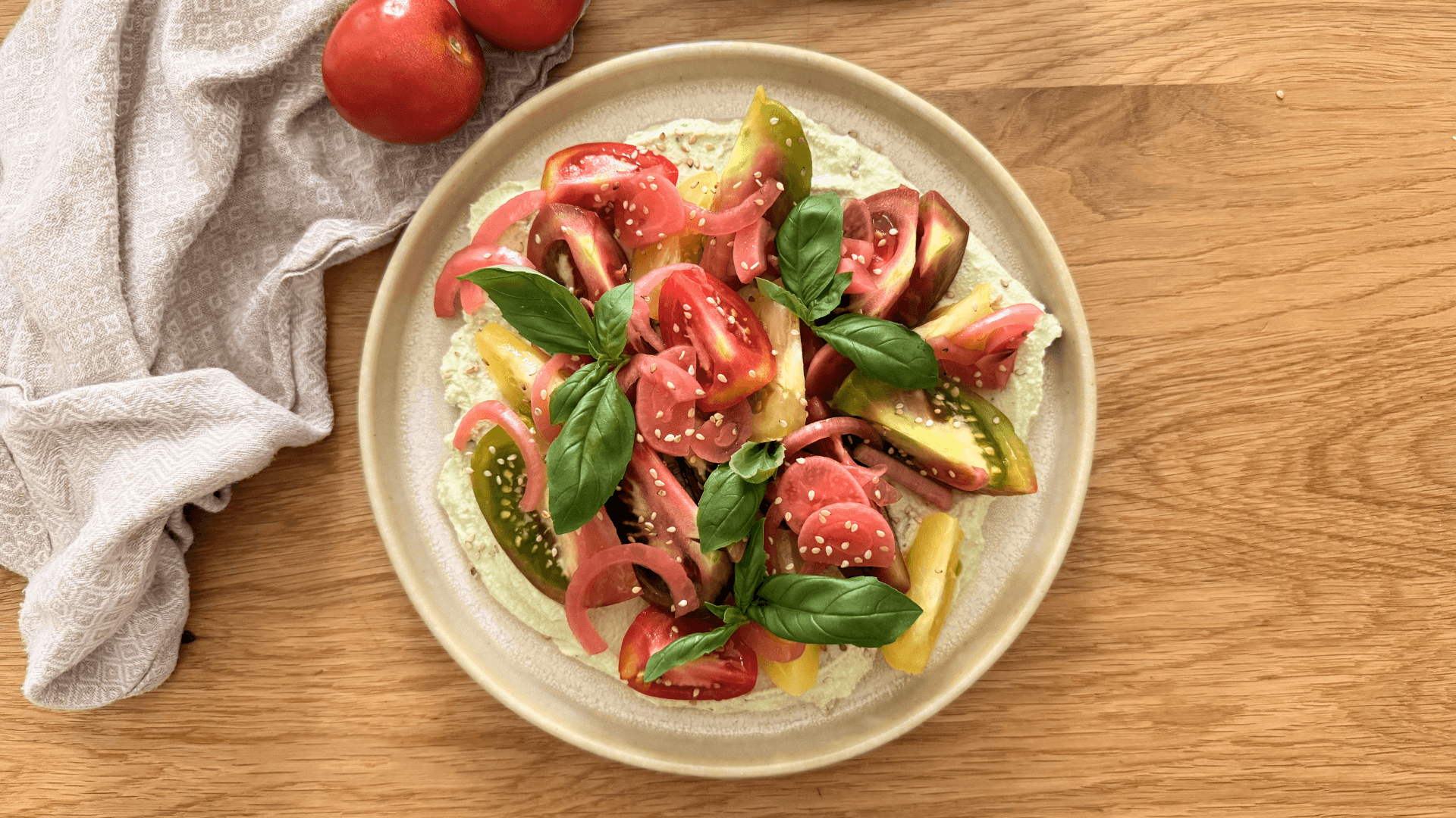 Tomatensalat mit aromatischer Kräuter-Tofu-Creme - myBioma